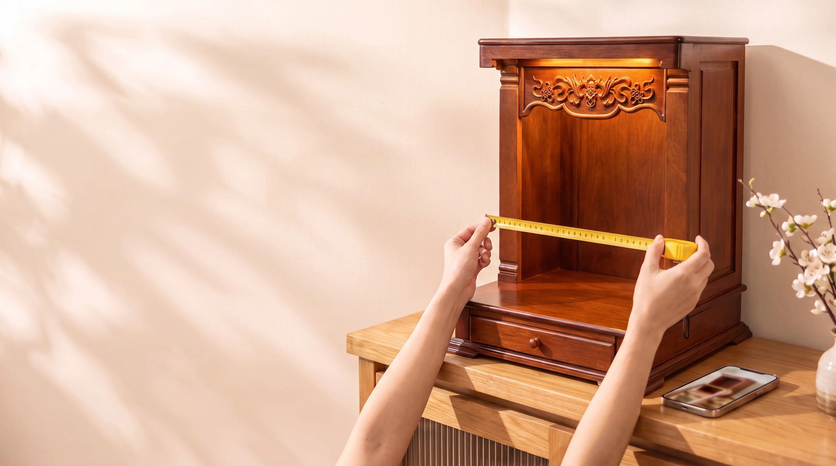 Đo bề ngang tủ thờ bằng thước dây trước khi chọn cỡ